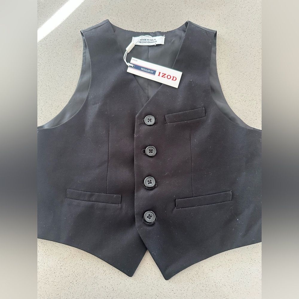 NWT Izod boys black Vest size Medium